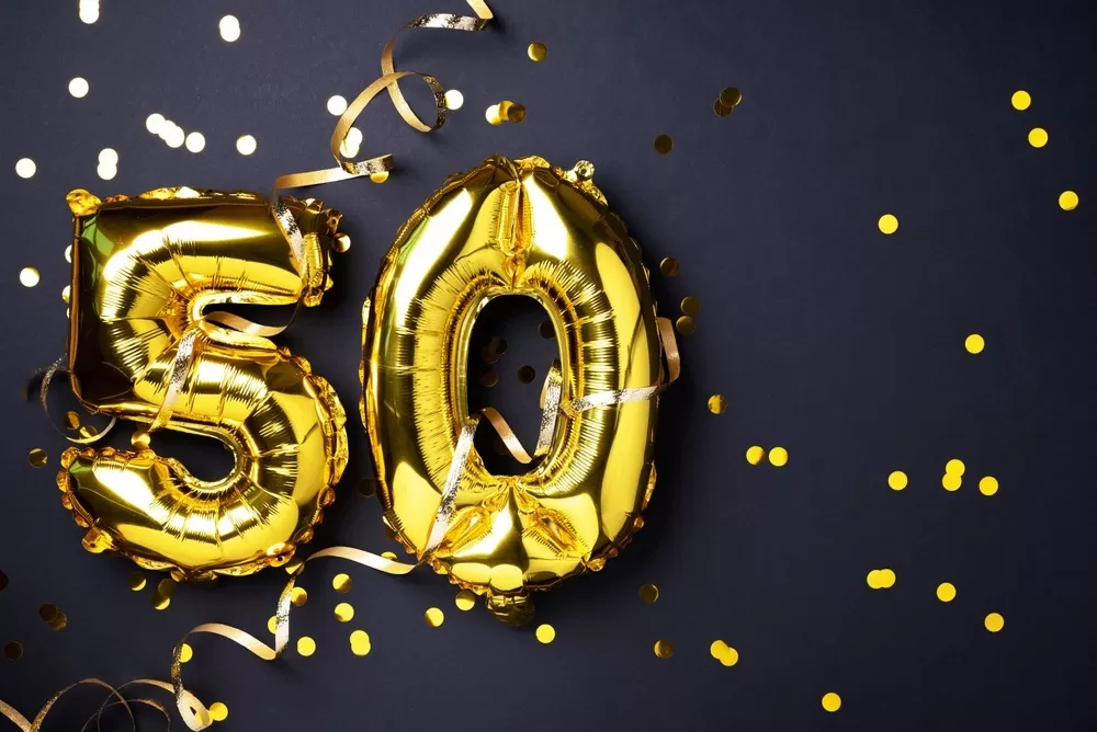 Arreglo festivo de 50 cumpleaños con globos